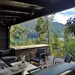 アパート I Med Utsikt Over Fjord Og Fjell