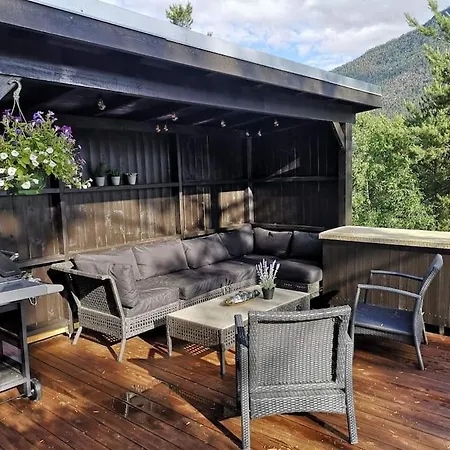 Appartamento I Med Utsikt Over Fjord Og Fjell Sogndal