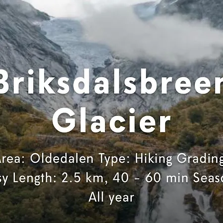 I Med Utsikt Over Fjord Og Fjell