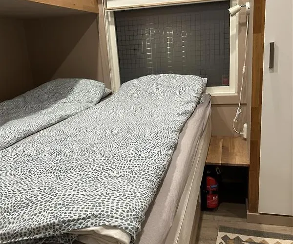 I Med Utsikt Over Fjord Og Fjell *