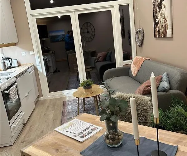 I Med Utsikt Over Fjord Og Fjell